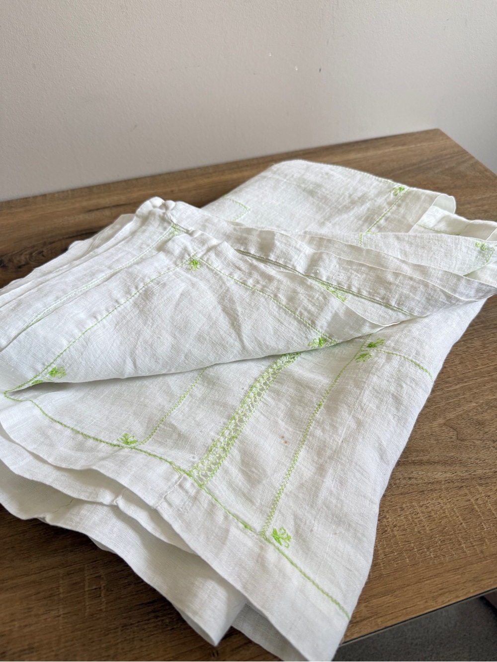 Vintage White Green Embroidered Tablecloth Linen ? Rectangle Cottagecore 81 x 61